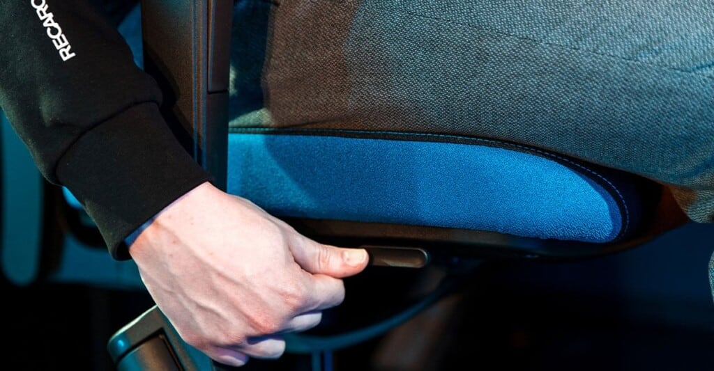 Person stellt die variable Sitztiefenverstellung im RECARO Aer an