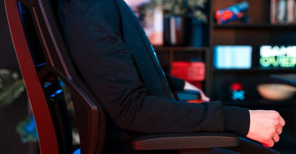 Gamer sitzt in optimaler Sitzposition auf dem RECARO Aer