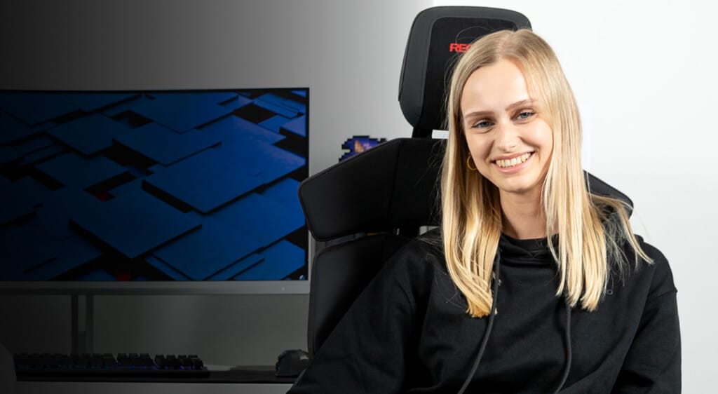 Gamerin sitzt auf dem RECARO Nxt